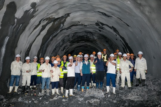 Đào thông hầm đường sắt số 1 qua đèo Khe Nét (Quảng Bình)