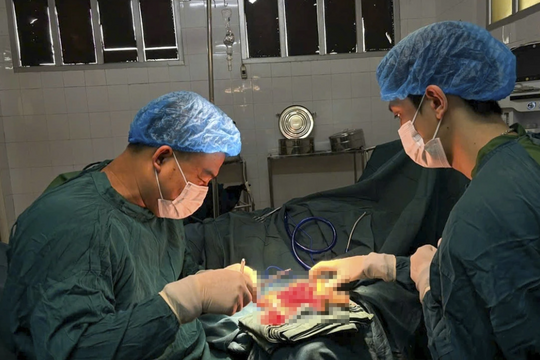 Dập nát bàn tay do điện thoại phát nổ khi đang sạc