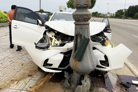Quảng Ngãi: Xe mất lái lao lên vỉa hè tông cột đèn, 3 người nhập viện