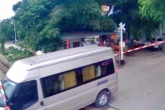 Vượt đường ngang khi tàu sắp tới, tài xế bị phạt 11 triệu đồng