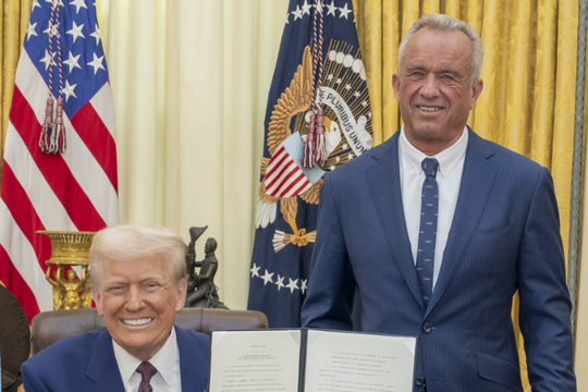 Bộ trưởng Y tế Mỹ sa thải tất cả nhóm vắc xin CDC