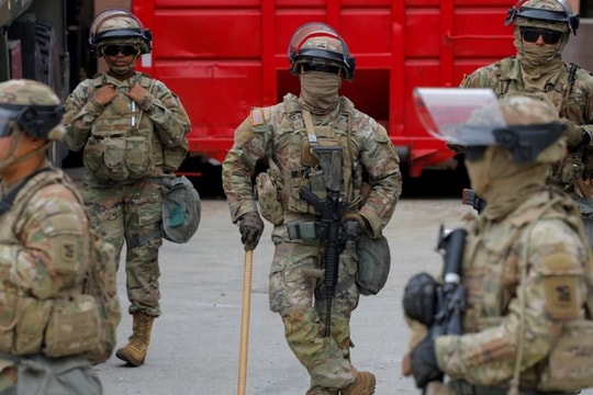 Thủy quân Lục chiến Mỹ đến Los Angeles, ông Trump ủng hộ 'bắt Thống đốc California'