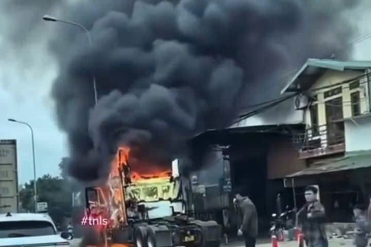 Ô tô bốc cháy dữ dội trước gara, lửa lan khiến hai xe bị thiêu rụi