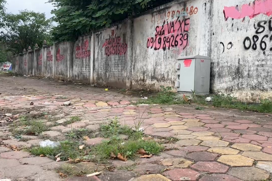 Hà Nội: Vỉa hè phố Tố Hữu hư hỏng, bị lấn chiếm tràn lan