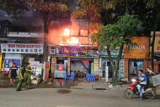 Hà Nội: Cháy lớn tại quán lẩu nướng, nhiều tài sản bị thiêu rụi