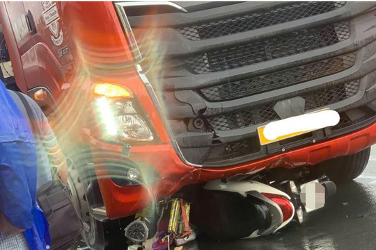 Ba mẹ con tử vong sau tai nạn giữa xe máy và container ở Hậu Giang