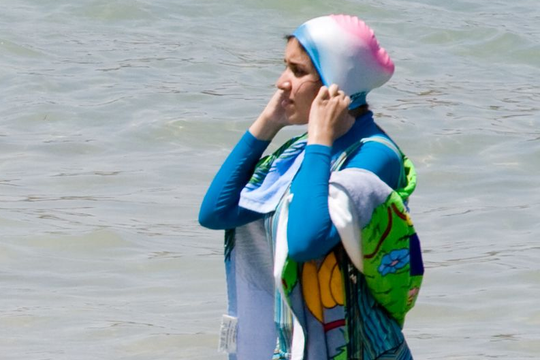 Chính quyền mới ở Syria quy định phụ nữ mặc kín toàn thân trên bãi biển