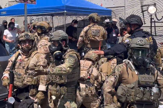 Thủy quân lục chiến Mỹ đến Los Angeles, biểu tình nhập cư vẫn tiếp diễn