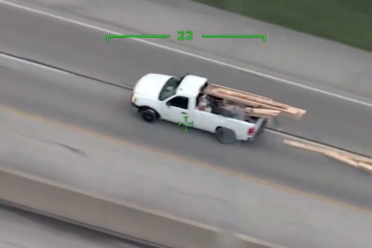 Video tội phạm ném ván gỗ chặn cảnh sát trên cao tốc như phim hành động