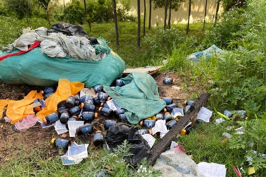 Bắc Giang: Phát hiện nhiều lọ ghi thực phẩm bảo vệ sức khỏe bị vứt bỏ trên bờ đê sông Thương