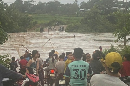 Gia Lai: Mưa lớn nhiều địa phương bị ngập sâu, giao thông chia cắt