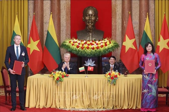 Chủ tịch nước Lương Cường và Tổng thống Litva chứng kiến lễ ký kết các văn kiện hợp tác
