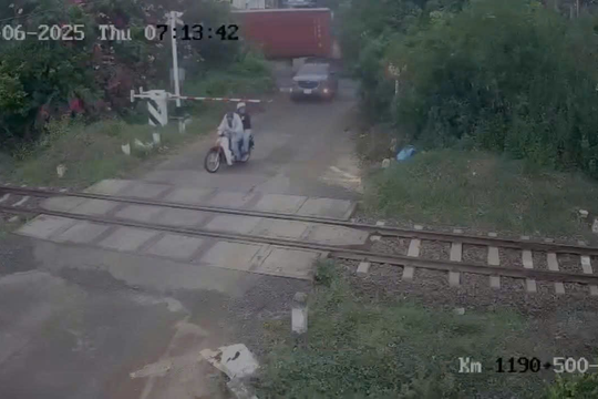 Va chạm giữa tàu hỏa và xe máy tại Phú Yên, hai người thiệt mạng