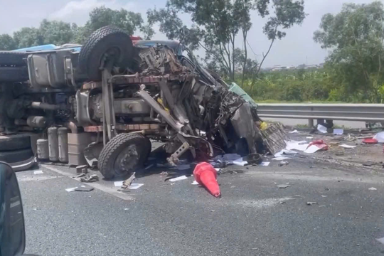 Va chạm nghiêm trọng trên cao tốc Hà Nội - Hải Phòng, 2 người thiệt mạng