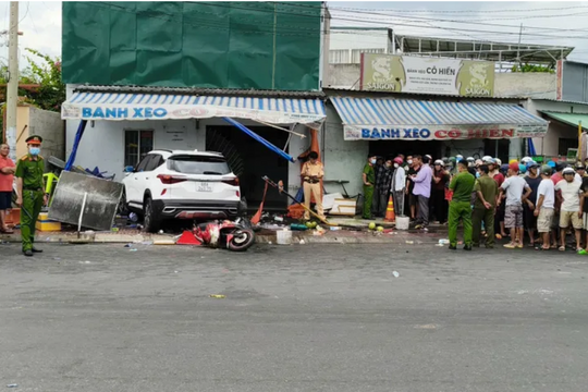 Bình Thuận: Ô tô lao vào quán bánh xèo khiến 3 người thương vong