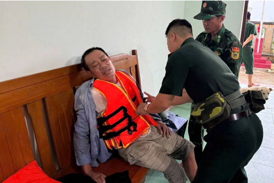 Lực lượng biên phòng cứu thành công 3 ngư dân tàu mắc cạn tại Lý Sơn