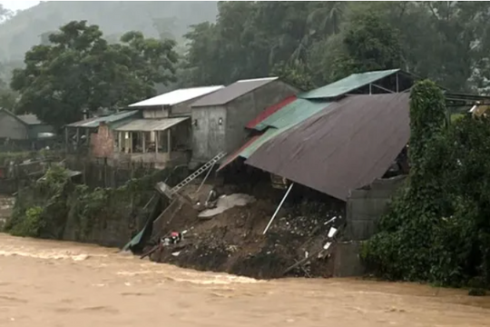 Quảng Trị: Mưa lớn gây sạt lở đất, nhà cửa đổ sập, ô tô bị cuốn trôi
