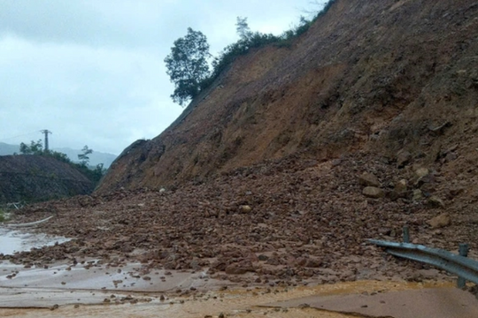 Mưa lớn tại Huế gây sạt lở đường dẫn cao tốc La Sơn - Túy Loan