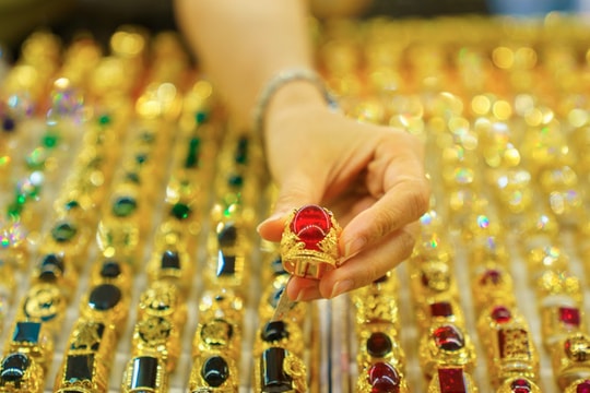 Giá vàng hôm nay 14/6/2025: Giá vàng chạm mức cao nhất 2 tháng qua