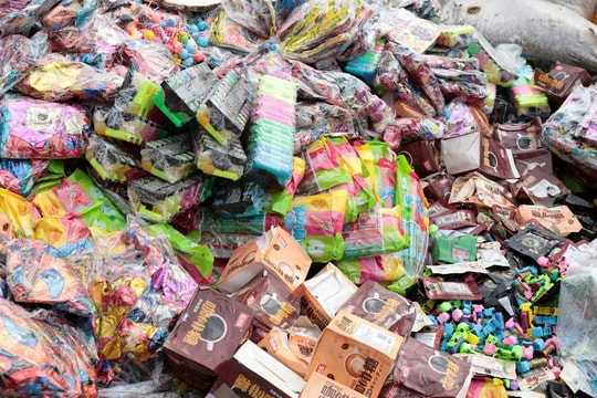 Hà Nội kiểm tra, xử lý vụ hàng tấn bánh kẹo bị đổ chất đống ở Hoài Đức