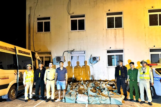 Cảnh sát giao thông phát hiện xe khách chở hàng trăm bình nghi là 'khí cười'