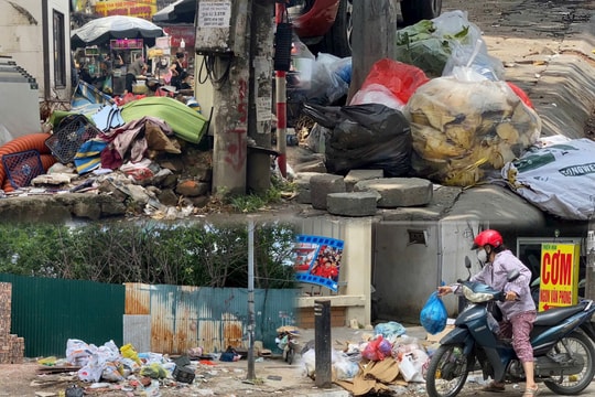 Hà Nội: Rác tràn lan dưới chân các trụ điện
