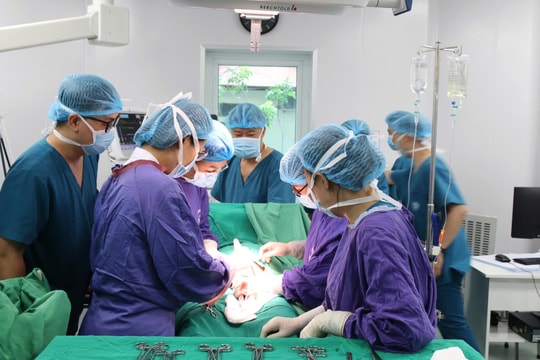 Hồi hộp phút giây cứu sống sản phụ bị sa dây rau