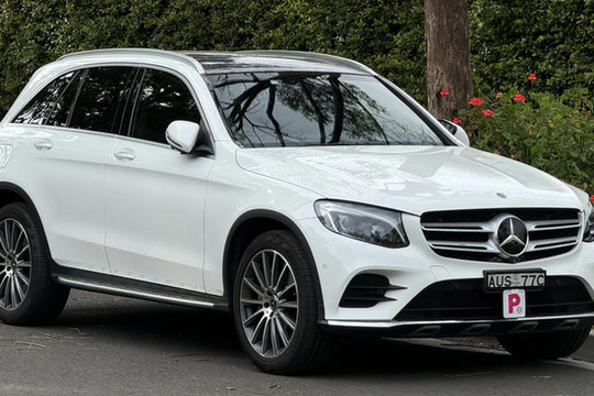 ‏Vì sao ô tô có kính chắn gió nghiêng còn xe tải thì không?‏