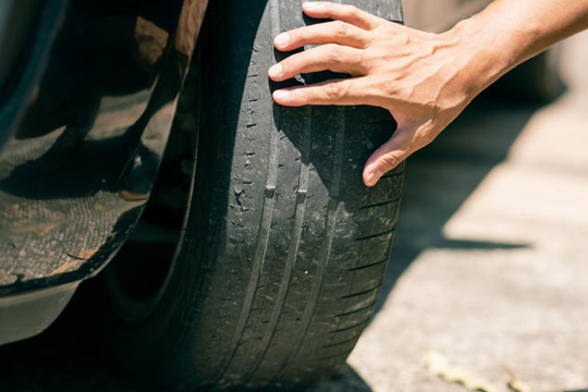 ‏Hướng dẫn kiểm tra áp suất lốp cho người mới lái‏