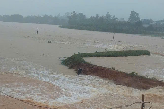 Quảng Bình: Mưa lớn gây vỡ đập Dạ Lam, nước tràn về vùng hạ du