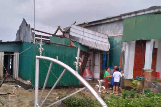 Hà Tĩnh: Gió lốc khiến gần 30 nhà dân bị tốc mái