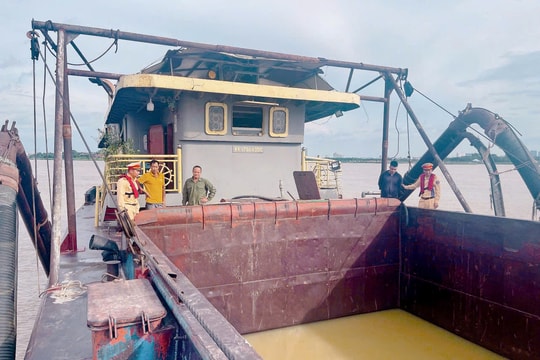 Cảnh sát bắt giữ phương tiện hoán cải, khai thác cát trái phép trên sông Hồng