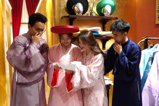 Chụp photobooth với cổ phục, giới trẻ tìm lại hơi thở Hà Nội xưa