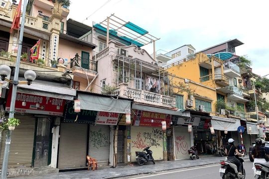 Hà Nội: Nhiều cửa hàng đóng cửa, buôn bán lén lút giữa ban ngày