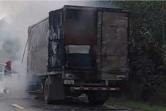 Xe tải bốc cháy khi đang chạy trên đường Hồ Chí Minh