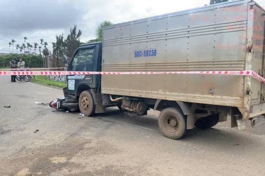Bé trai 10 tuổi tử vong sau va chạm giữa xe máy và xe tải ở Lâm Đồng