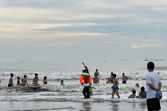 Hơn 20 du khách bị nước cuốn khi tắm biển, một người nhập viện