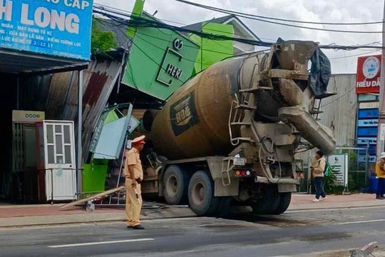 Xe bồn mất lái lao vào tiệm làm tóc ở TP HCM, may mắn không thương vong