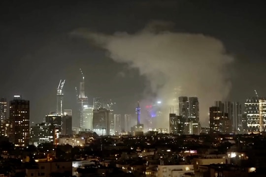 Iran phản công Israel bằng tên lửa nhắm vào Jerusalem và Tel Aviv