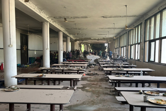 Người thân nạn nhân vụ rơi máy bay Ấn Độ đau đớn nộp mẫu DNA nhận dạng thi thể