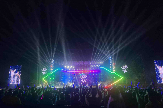 Khán giả và nghệ sĩ đội mưa cháy hết mình tại concert 'Anh trai vượt ngàn chông gai'