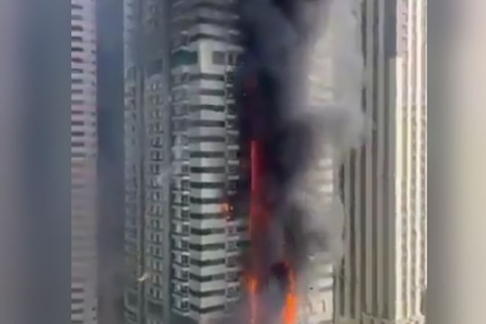 Video cháy lớn tại tòa nhà chọc trời Dubai, gần 4.000 cư dân phải sơ tán