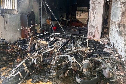 Cháy nhà 3 tầng lúc rạng sáng, 5 người trong gia đình hốt hoảng tháo chạy