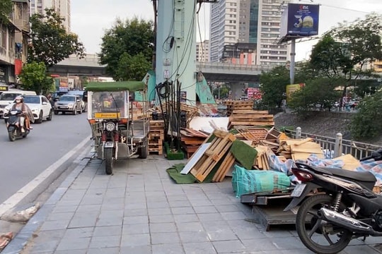 Vi phạm trật tự đô thị 2 bên vỉa hè sông Kim Ngưu
