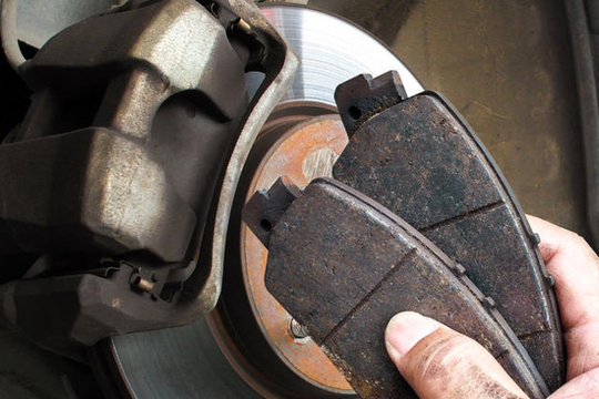 ‏Có cần thay cả 4 má phanh ô tô cùng lúc không?‏