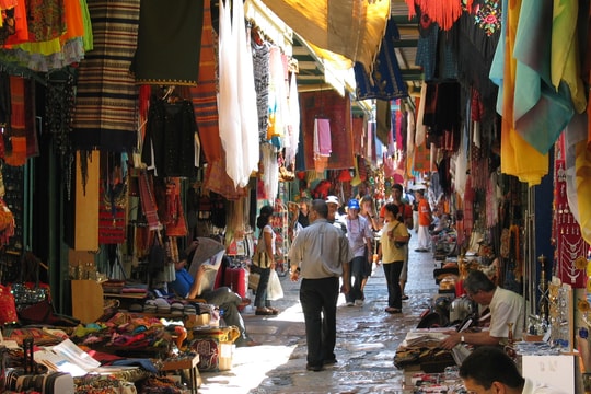 Du khách bị mắc kẹt tại Israel, liên tục phải chui vào hầm trú ẩn