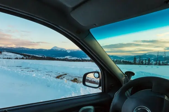 ‏Vì sao kính lái có viền xanh ở trên cùng?‏