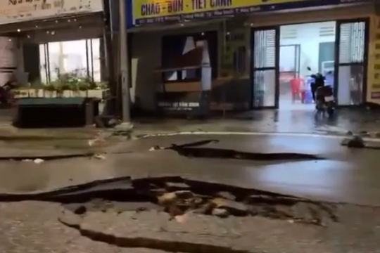 Hòa Bình: Đường An Dương Vương nứt gãy sau mưa lớn, cấm đường tạm thời