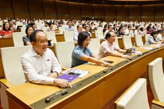 Ngày 18/6, Quốc hội tiếp tục thảo luận về kinh tế-xã hội, biểu quyết thông qua 2 dự án luật