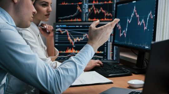 ‏Giá dầu tăng sốc, tiền tệ châu Á lao đao‏